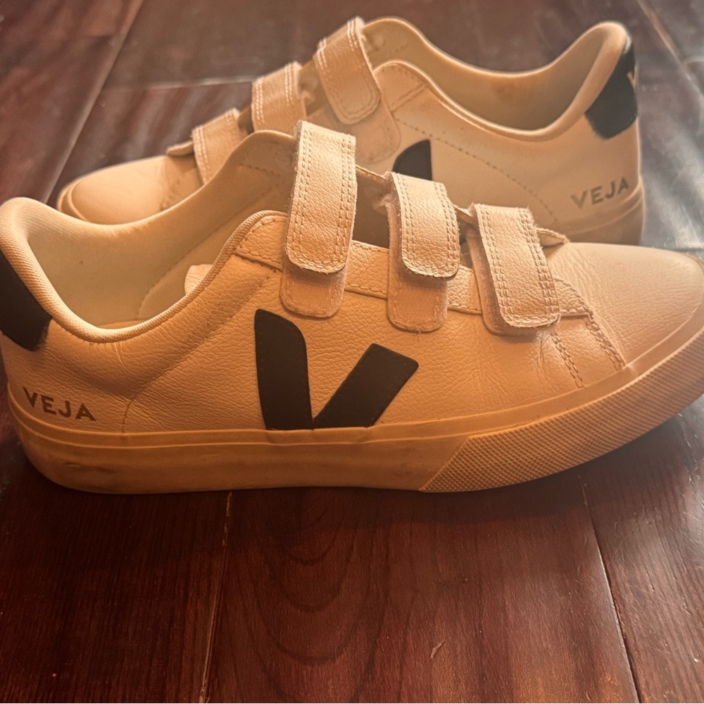Like New! VEJA 3-Lock Leather Sneakers in Cream/Black - Size 8 (EUR 39)